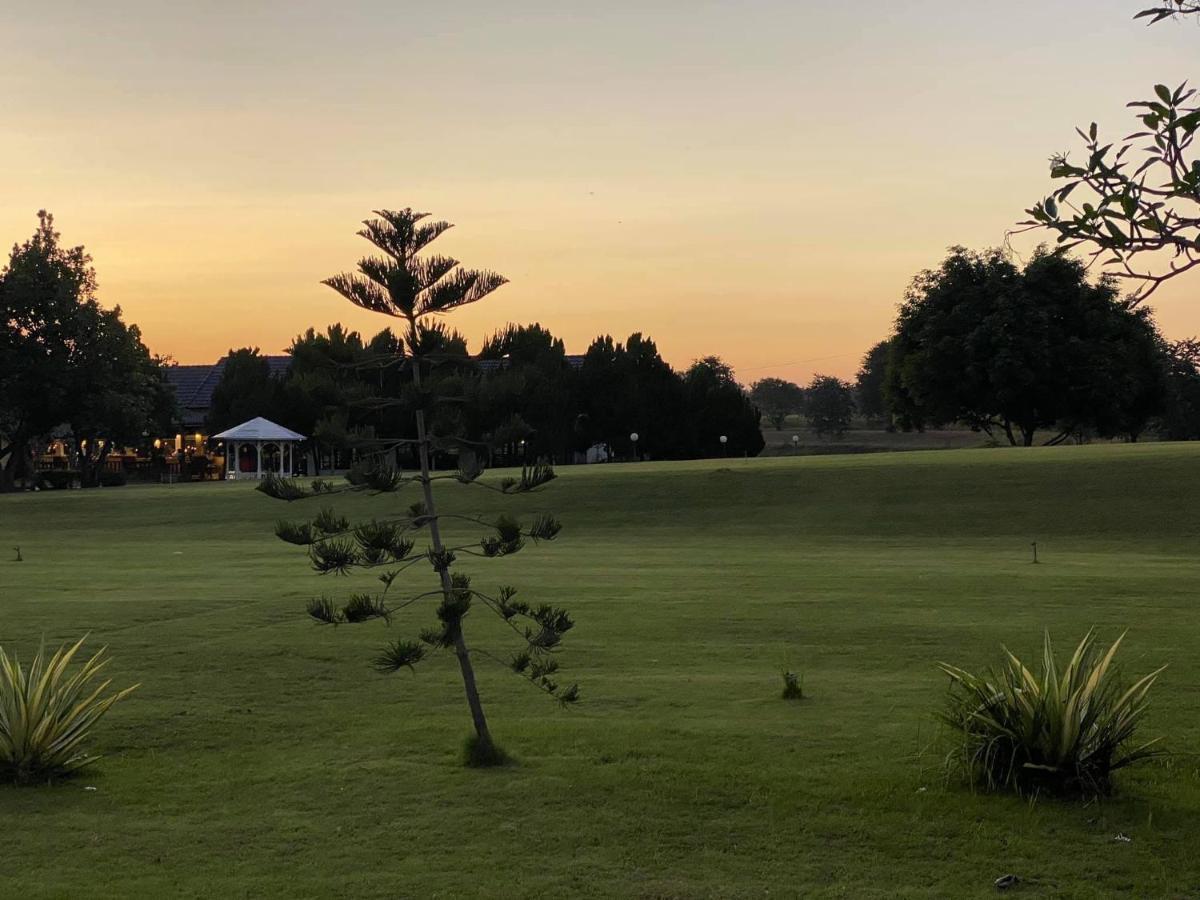 Korat Resort Hotel Nakhonratcsaszima Kültér fotó